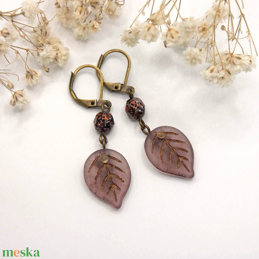 Antik bronz fülbevaló füstöslila színű, levél formájú cseh üveggyönggyel � Apple leaf - ékszer - fülbevaló - lógó fülbevaló - Meska.hu