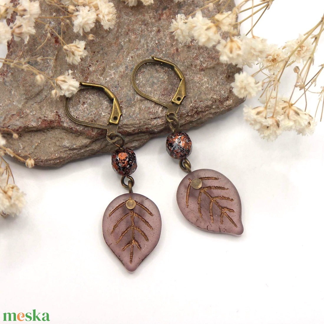 Antik bronz fülbevaló füstöslila színű, levél formájú cseh üveggyönggyel � Apple leaf - ékszer - fülbevaló - lógó fülbevaló - Meska.hu
