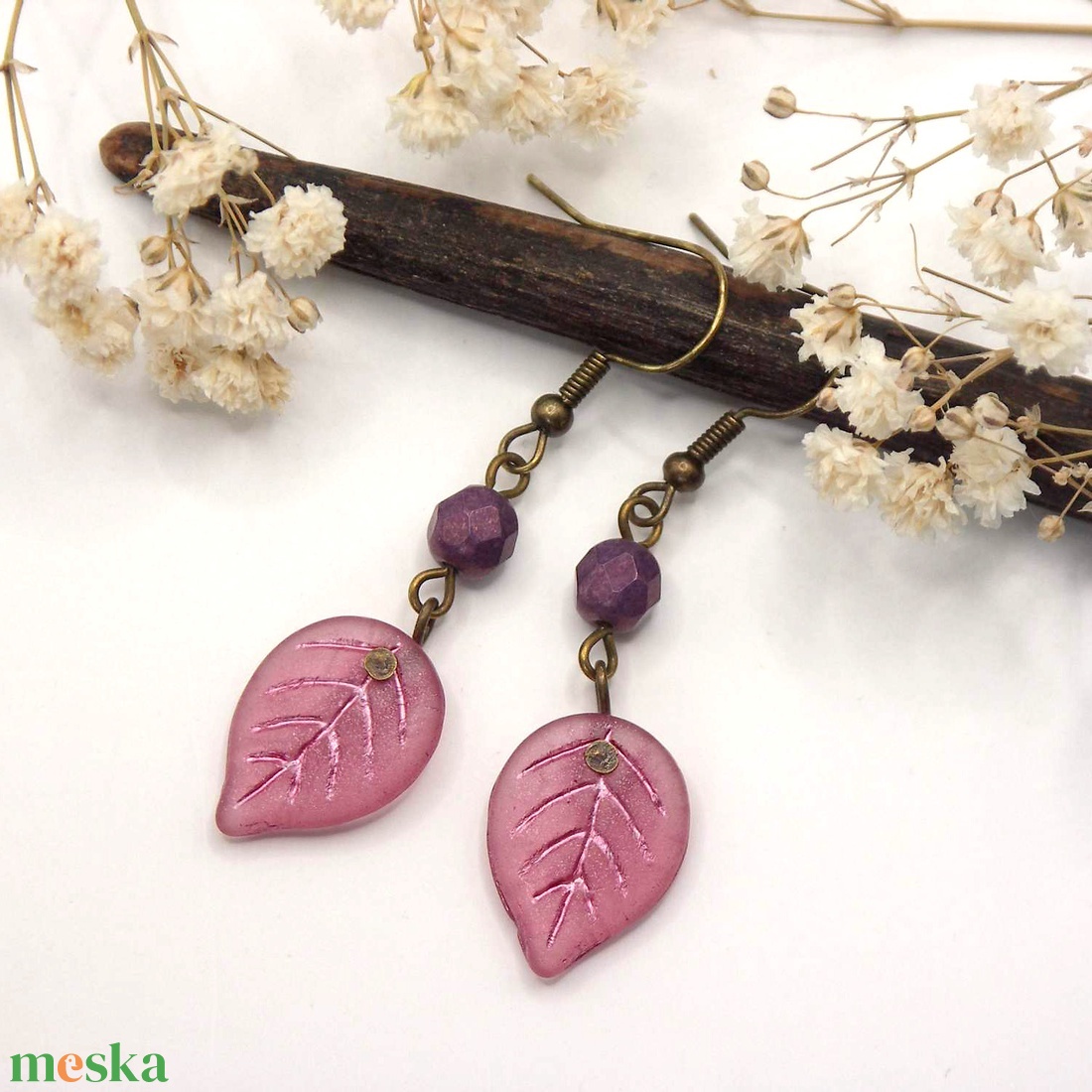 Antik bronz fülbevaló rózsás-pink színű, levél formájú cseh üveggyönggyel � Apple leaf - ékszer - fülbevaló - lógó fülbevaló - Meska.hu