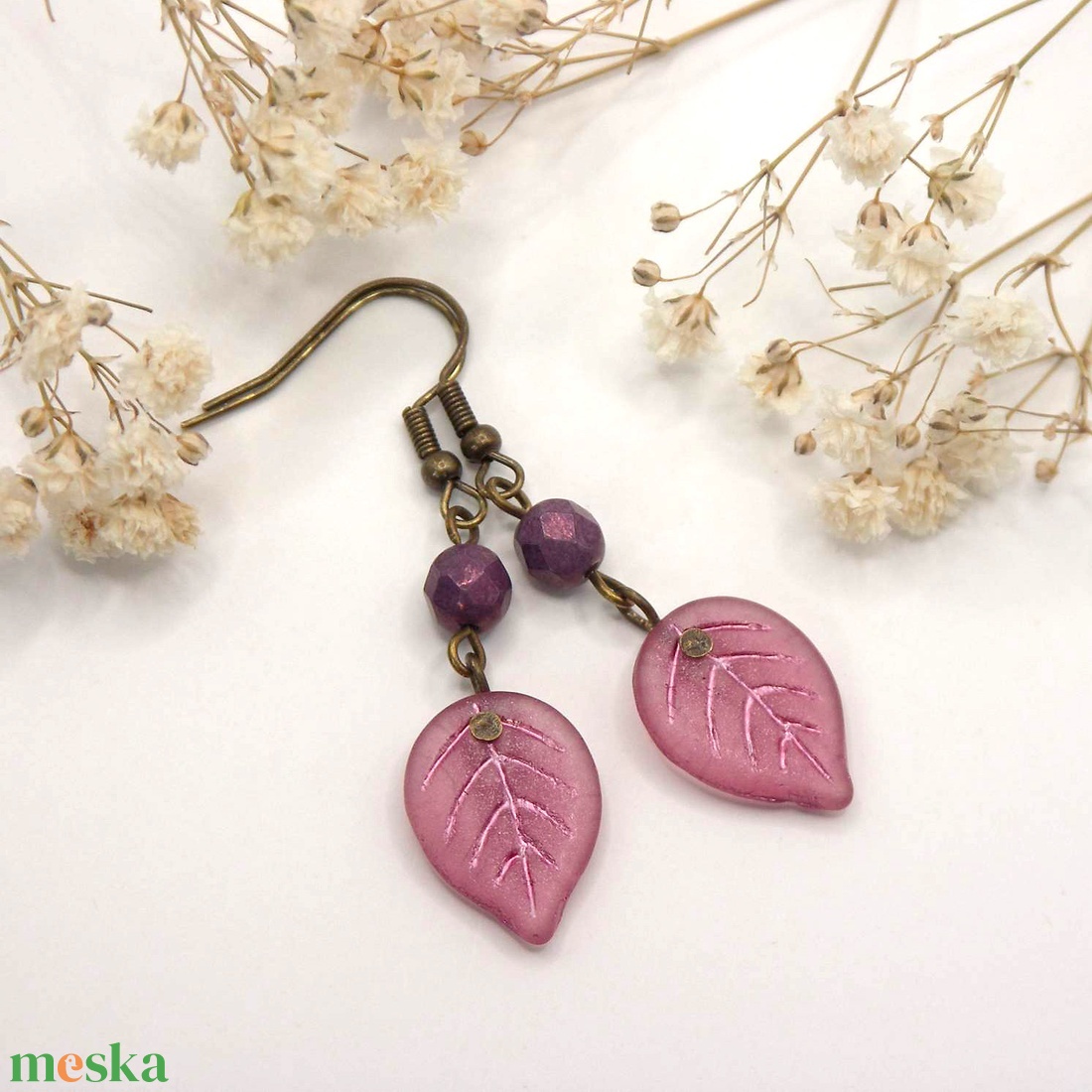 Antik bronz fülbevaló rózsás-pink színű, levél formájú cseh üveggyönggyel � Apple leaf - ékszer - fülbevaló - lógó fülbevaló - Meska.hu