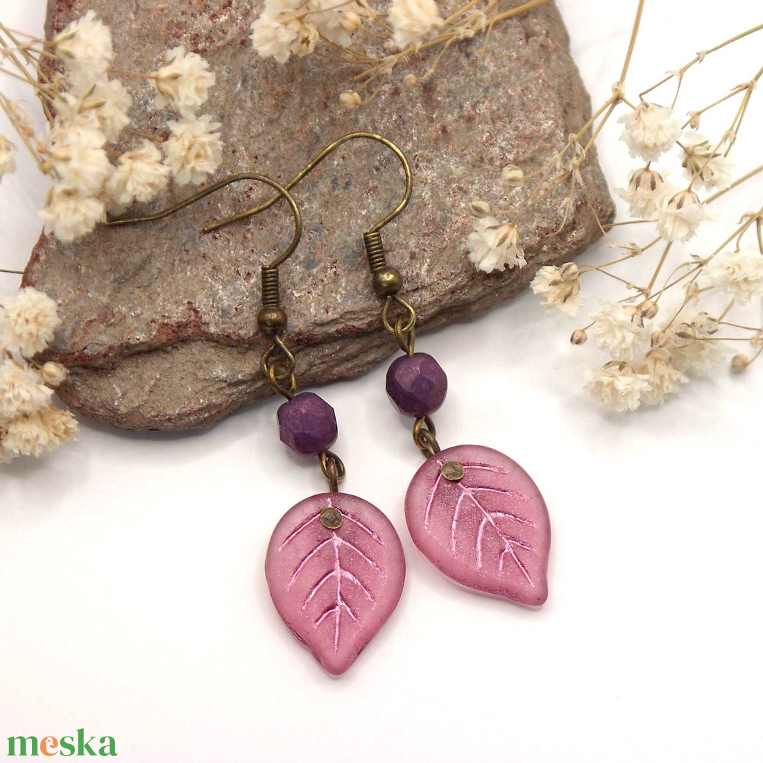 Antik bronz fülbevaló rózsás-pink színű, levél formájú cseh üveggyönggyel � Apple leaf - ékszer - fülbevaló - lógó fülbevaló - Meska.hu