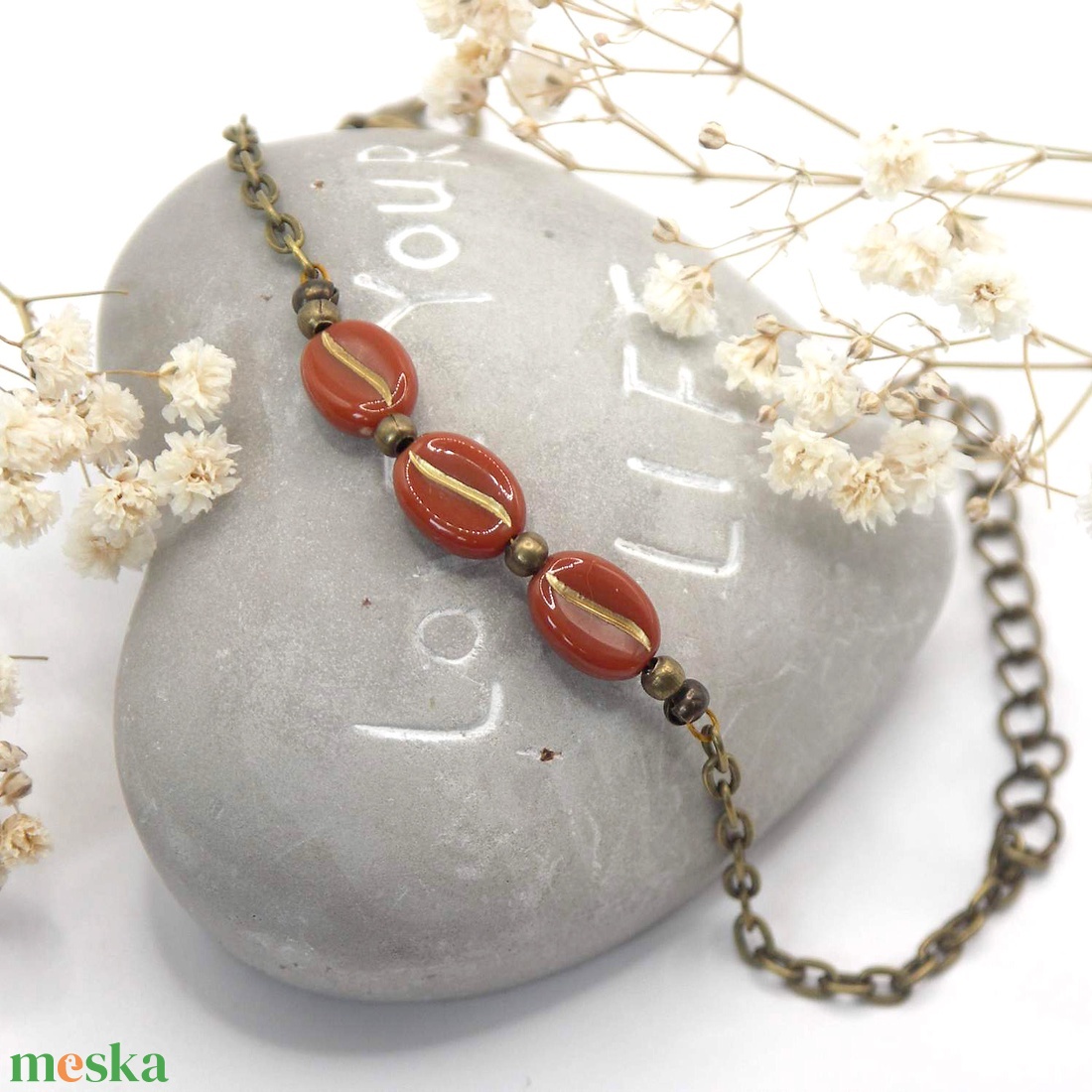 Antik bronz karkötő arany közepvonalú, barna színű kávészemekkel � Cortado - ékszer - karkötő - gyöngyös karkötő - Meska.hu