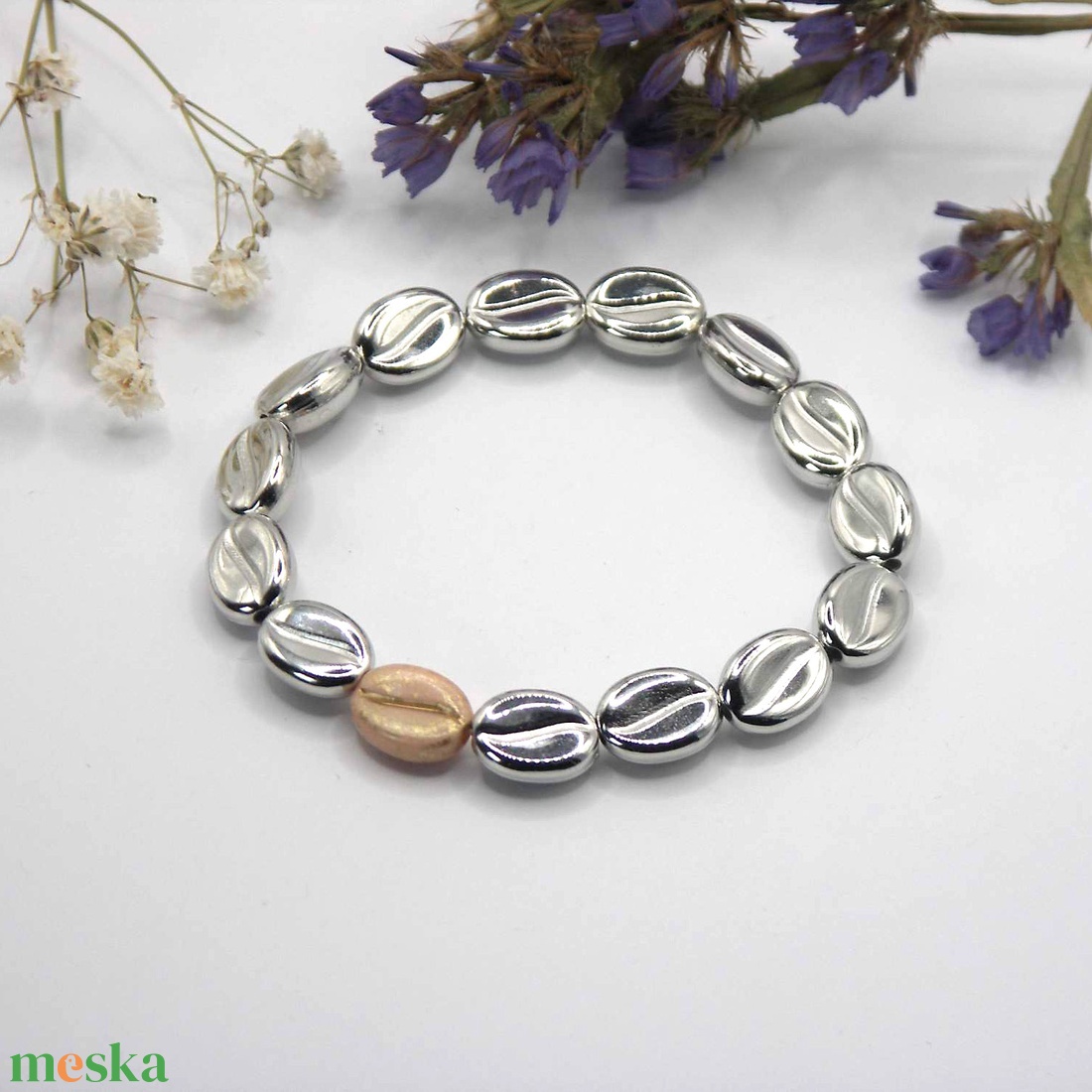 Kávészemekből gumidamilra fűzött karkötő � Bonnieri - ékszer - karkötő - gyöngyös karkötő - Meska.hu