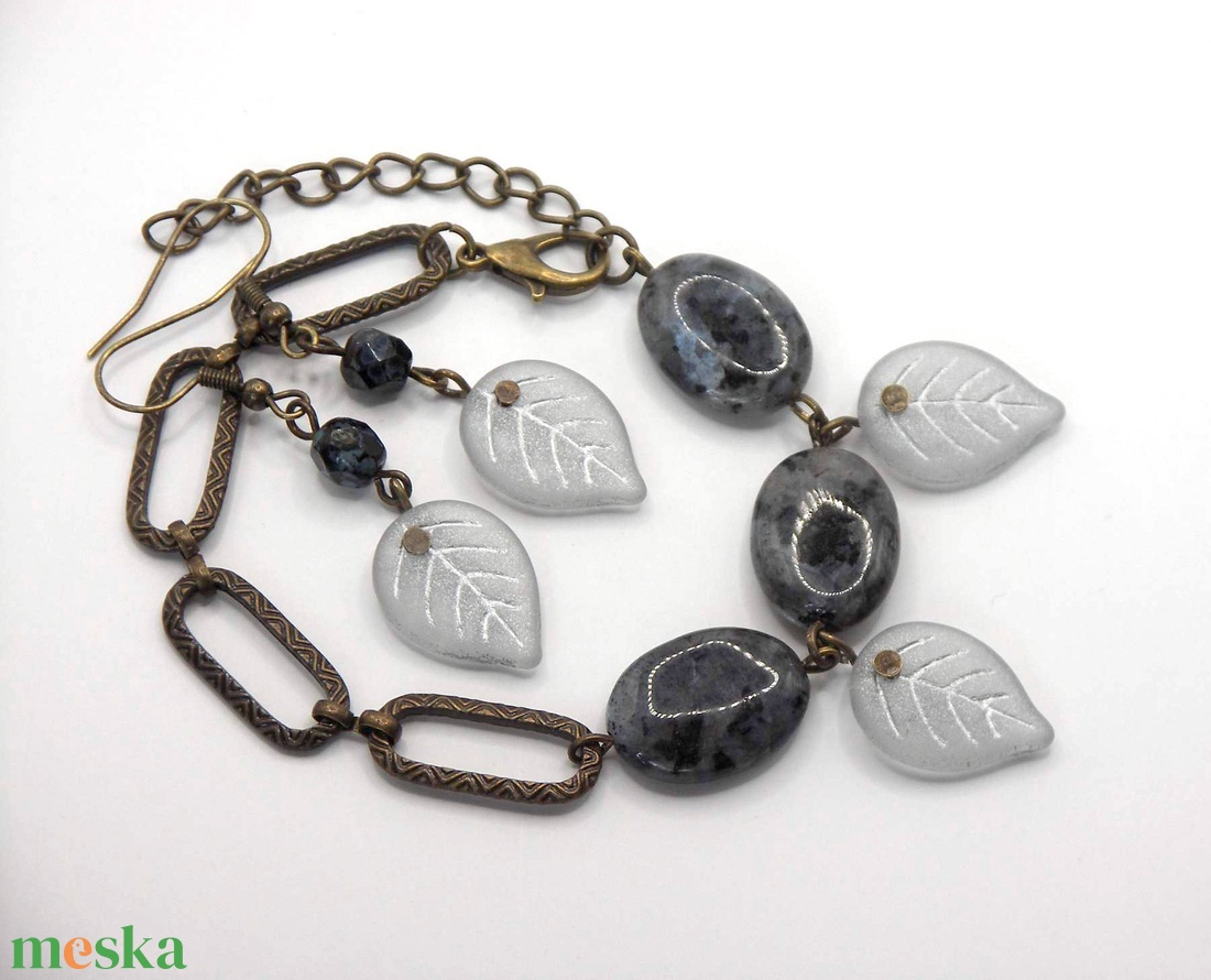 Antik bronz karkötő ovális összekötőkkel és larvikit ásványgyöngyökkel - Nordic - ékszer - karkötő - ásványkarkötő - Meska.hu