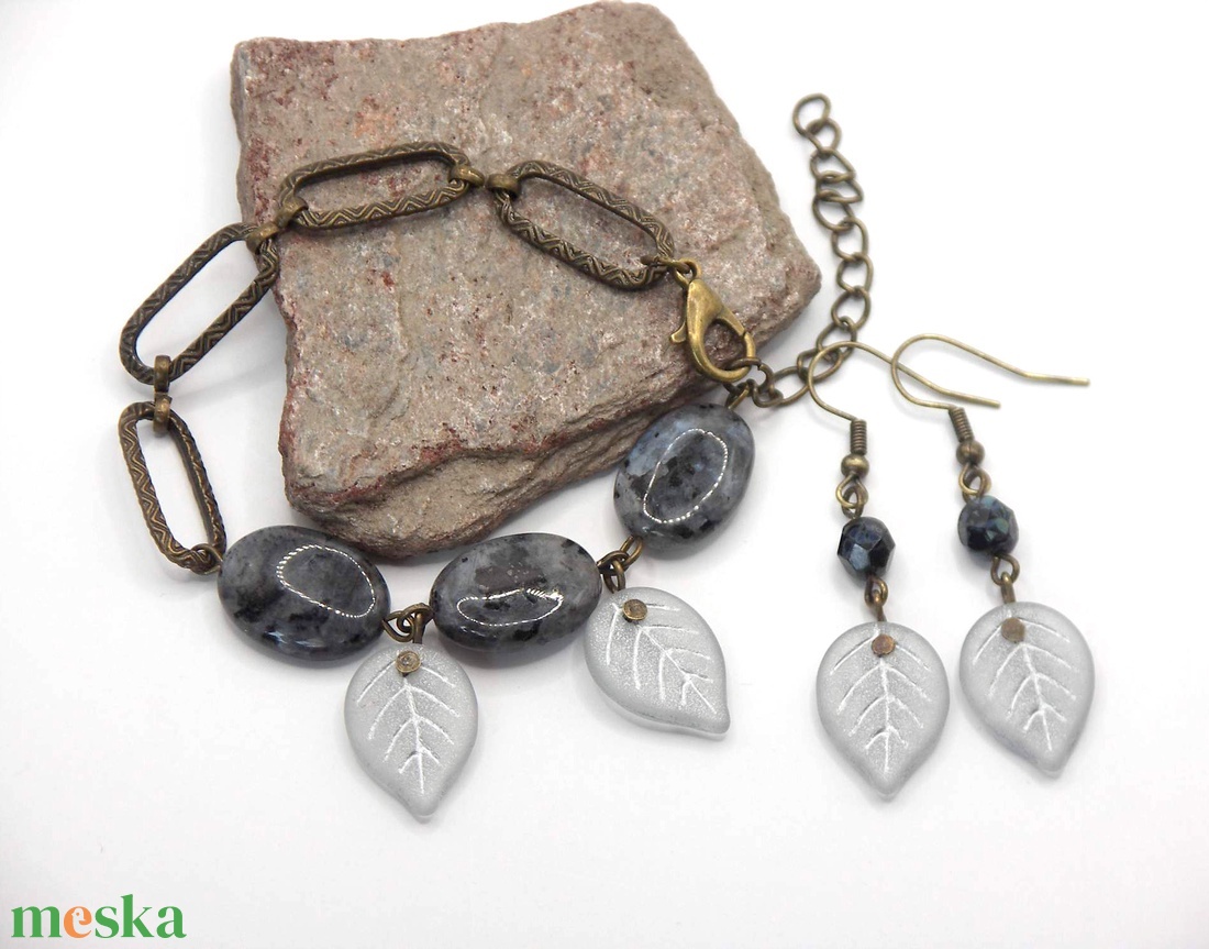 Antik bronz karkötő ovális összekötőkkel és larvikit ásványgyöngyökkel - Nordic - ékszer - karkötő - ásványkarkötő - Meska.hu