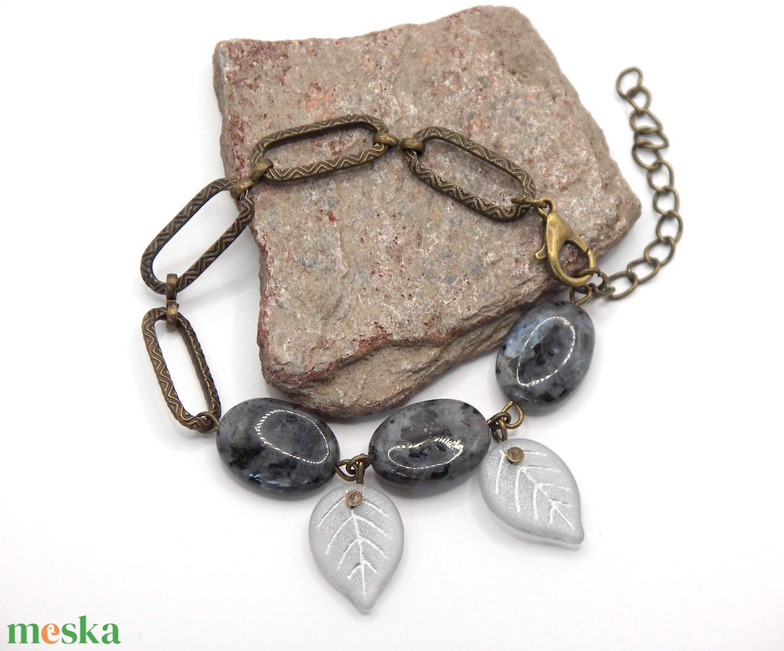 Antik bronz karkötő ovális összekötőkkel és larvikit ásványgyöngyökkel - Nordic - ékszer - karkötő - ásványkarkötő - Meska.hu