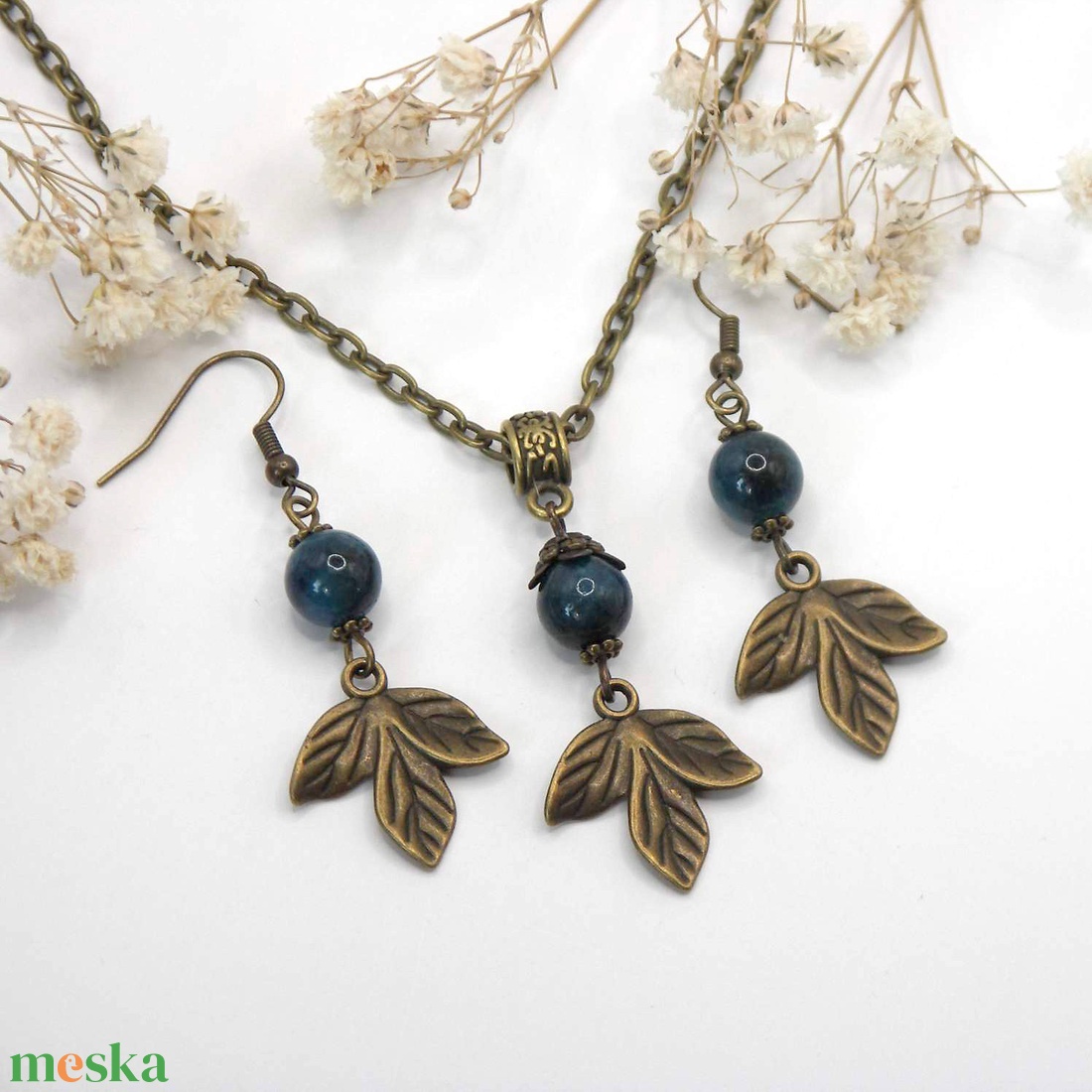 Sötétkék apatit ásványgyöngyökből és hármasan összetett, levél alakú charmokból készült nyaklánc és fülbevaló szett - ékszer - ékszerszett - Meska.hu