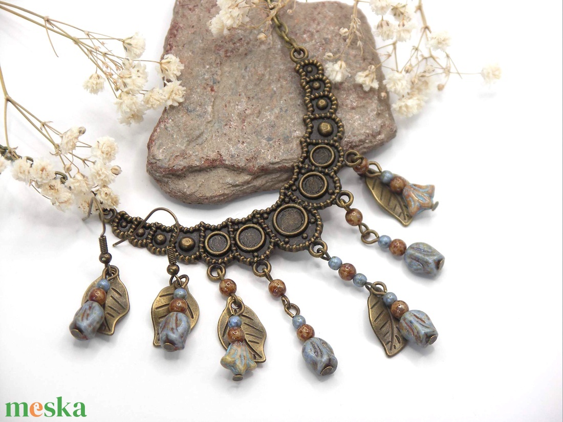 Tulipános nyakék és fülbevaló szett rusztikus, farmerkék üveggyöngyökből, levelekkel � Rustic Bloom - ékszer - ékszerszett - Meska.hu