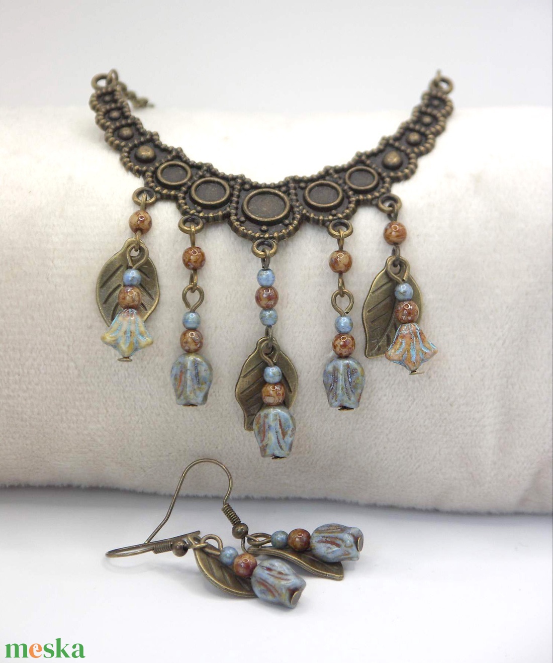 Tulipános nyakék és fülbevaló szett rusztikus, farmerkék üveggyöngyökből, levelekkel � Rustic Bloom - ékszer - ékszerszett - Meska.hu