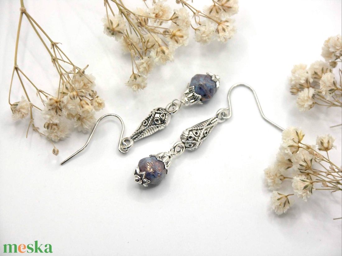Fülbevaló kékeslila, szabálytalan formájú, cseh üveggyönggyel, csepp alakú összekötőn - ékszer - fülbevaló - lógó fülbevaló - Meska.hu