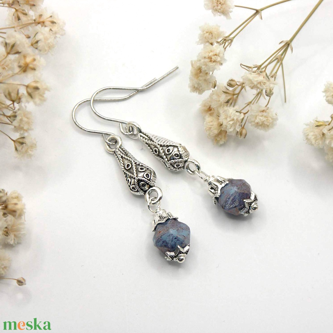 Fülbevaló kékeslila, szabálytalan formájú, cseh üveggyönggyel, csepp alakú összekötőn - ékszer - fülbevaló - lógó fülbevaló - Meska.hu