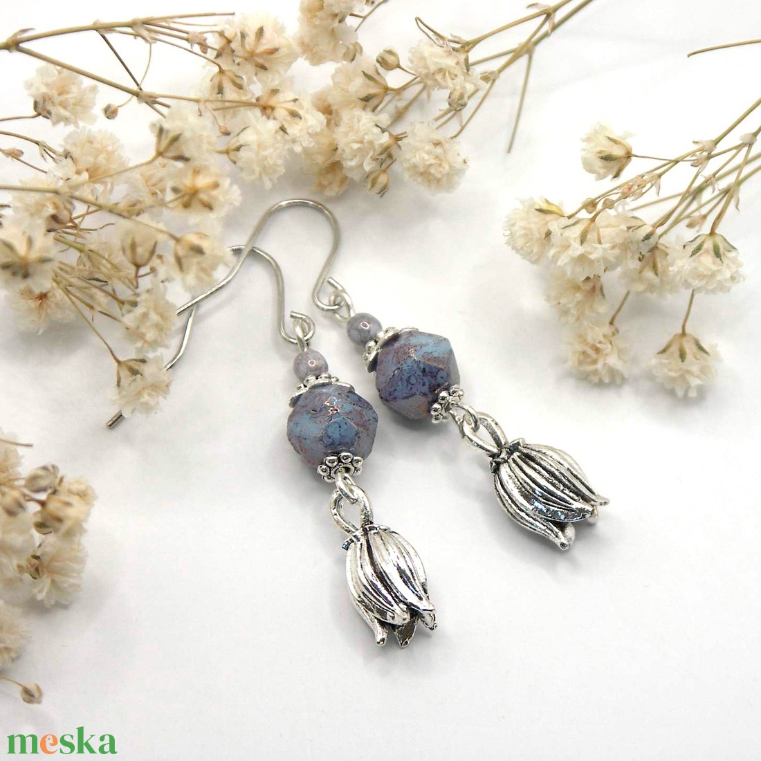 Fülbevaló kékeslila, szabálytalan formájú, cseh üveggyönggyel, virágfej függővel - ékszer - fülbevaló - lógó fülbevaló - Meska.hu