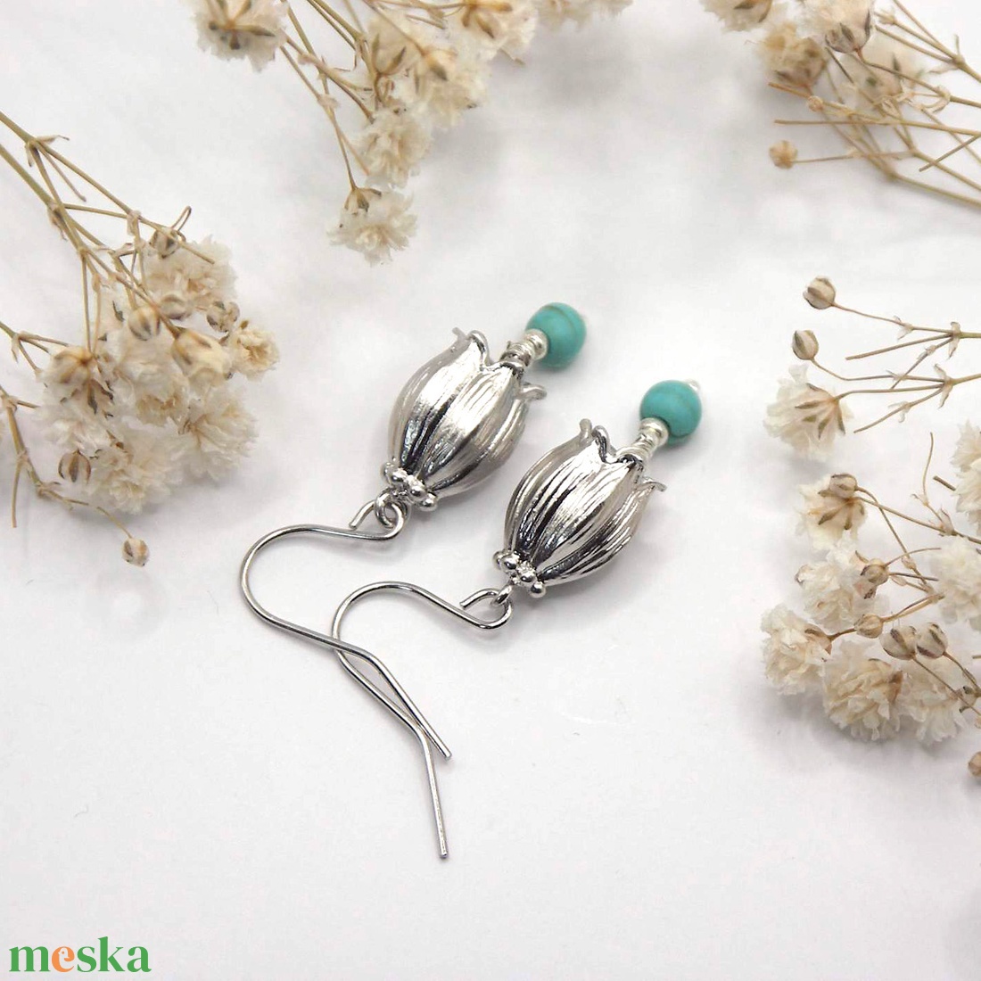 Harangvirág alakú, ezüst színű koreai függőből, apró, türkinit ásványgyönggyel készült fülbevaló - ékszer - fülbevaló - lógó fülbevaló - Meska.hu
