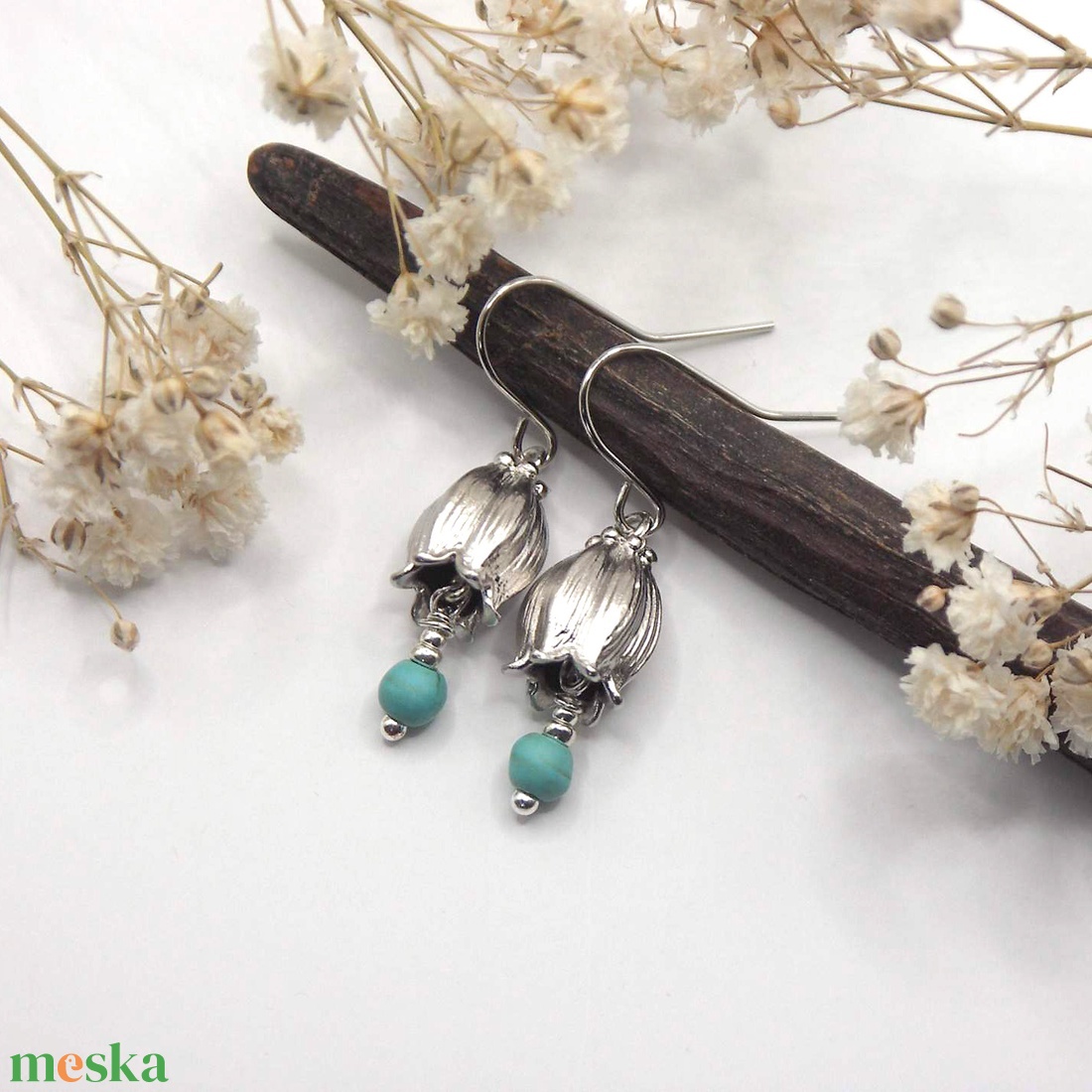 Harangvirág alakú, ezüst színű koreai függőből, apró, türkinit ásványgyönggyel készült fülbevaló - ékszer - fülbevaló - lógó fülbevaló - Meska.hu