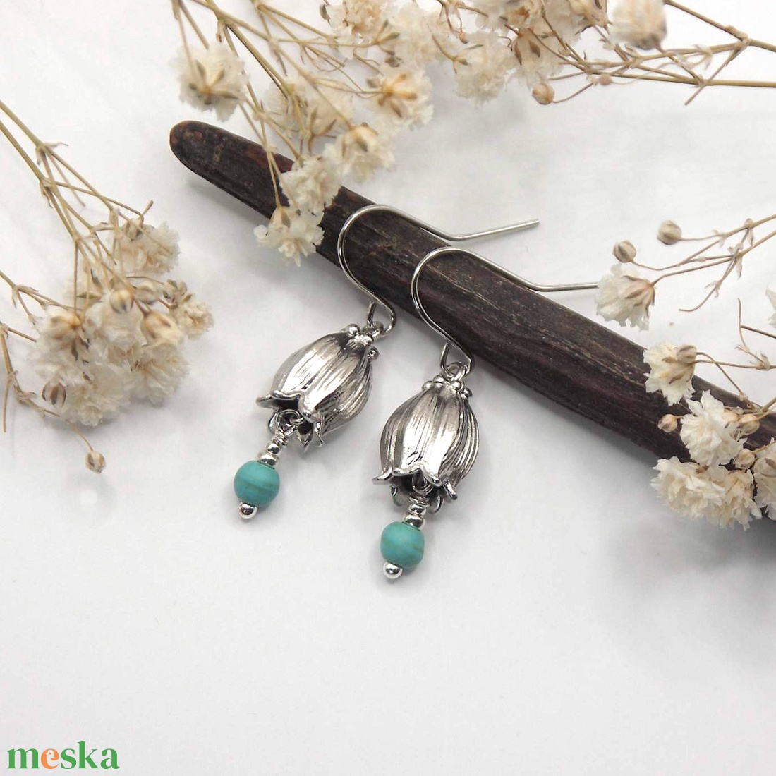 Harangvirág alakú, ezüst színű koreai függőből, apró, türkinit ásványgyönggyel készült fülbevaló - ékszer - fülbevaló - lógó fülbevaló - Meska.hu