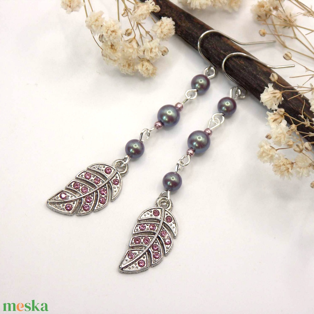 Fülbevaló halványlila színű, gyöngyházfényű, színjátszó Preciosa cseh üveggyöngyökkel, levél függővel - ékszer - fülbevaló - lógó fülbevaló - Meska.hu