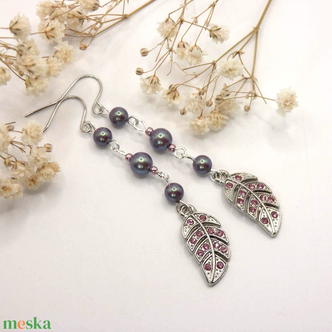 Fülbevaló halványlila színű, gyöngyházfényű, színjátszó Preciosa cseh üveggyöngyökkel, levél függővel - ékszer - fülbevaló - lógó fülbevaló - Meska.hu