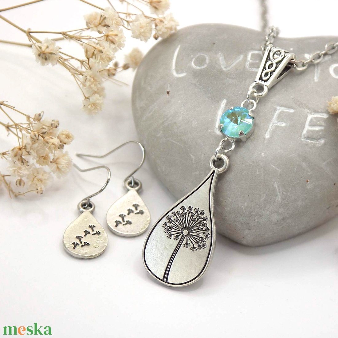 Ezüst színű, csepp alakú, pitypangos medál zöldes-türkiz Swarovski kristállyal, fülbevalóval - Dandy - ékszer - ékszerszett - Meska.hu