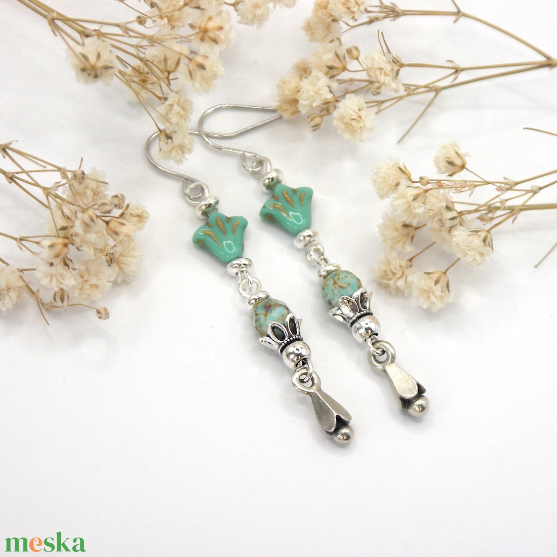 Ezüst színű tulipános fülbevaló türkizzöld üveggyöngyökből � Celadon - ékszer - fülbevaló - lógó fülbevaló - Meska.hu