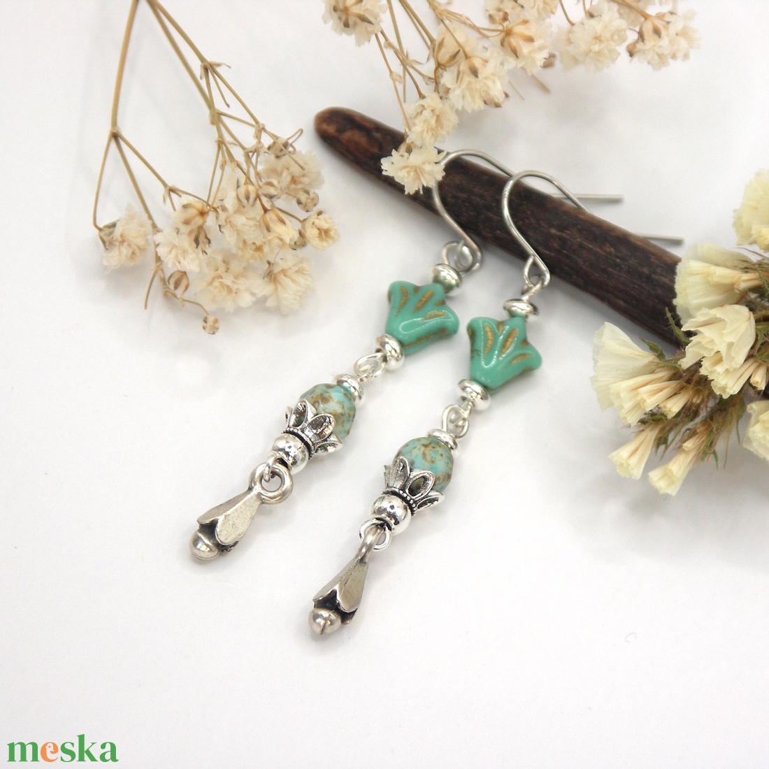 Ezüst színű tulipános fülbevaló türkizzöld üveggyöngyökből � Celadon - ékszer - fülbevaló - lógó fülbevaló - Meska.hu