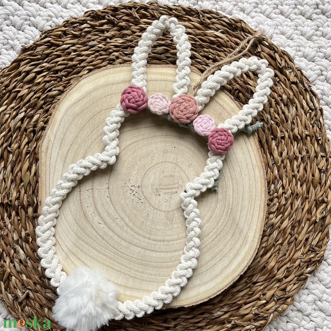 Makramé nyuszi fali dekoráció/ajtó kopogtató � tavaszi, húsvéti dekoráció - otthon & életmód - dekoráció - fali és függő dekoráció - falra akasztható dekor - Meska.hu