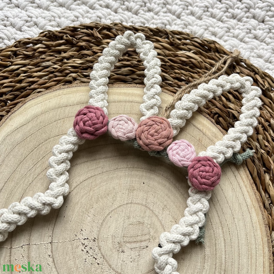 Makramé nyuszi fali dekoráció/ajtó kopogtató � tavaszi, húsvéti dekoráció - otthon & életmód - dekoráció - fali és függő dekoráció - falra akasztható dekor - Meska.hu