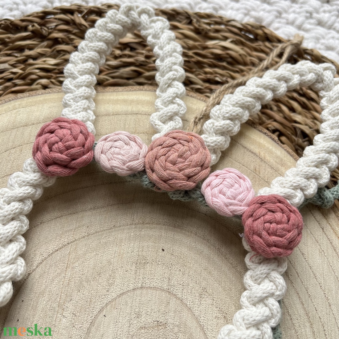 Makramé nyuszi fali dekoráció/ajtó kopogtató � tavaszi, húsvéti dekoráció - otthon & életmód - dekoráció - fali és függő dekoráció - falra akasztható dekor - Meska.hu