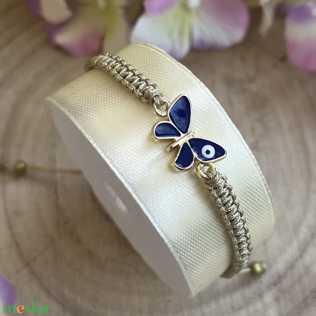 Pillangó medálos csomózott karkötő � állítható méret - ékszer - karkötő - fonott karkötő - Meska.hu