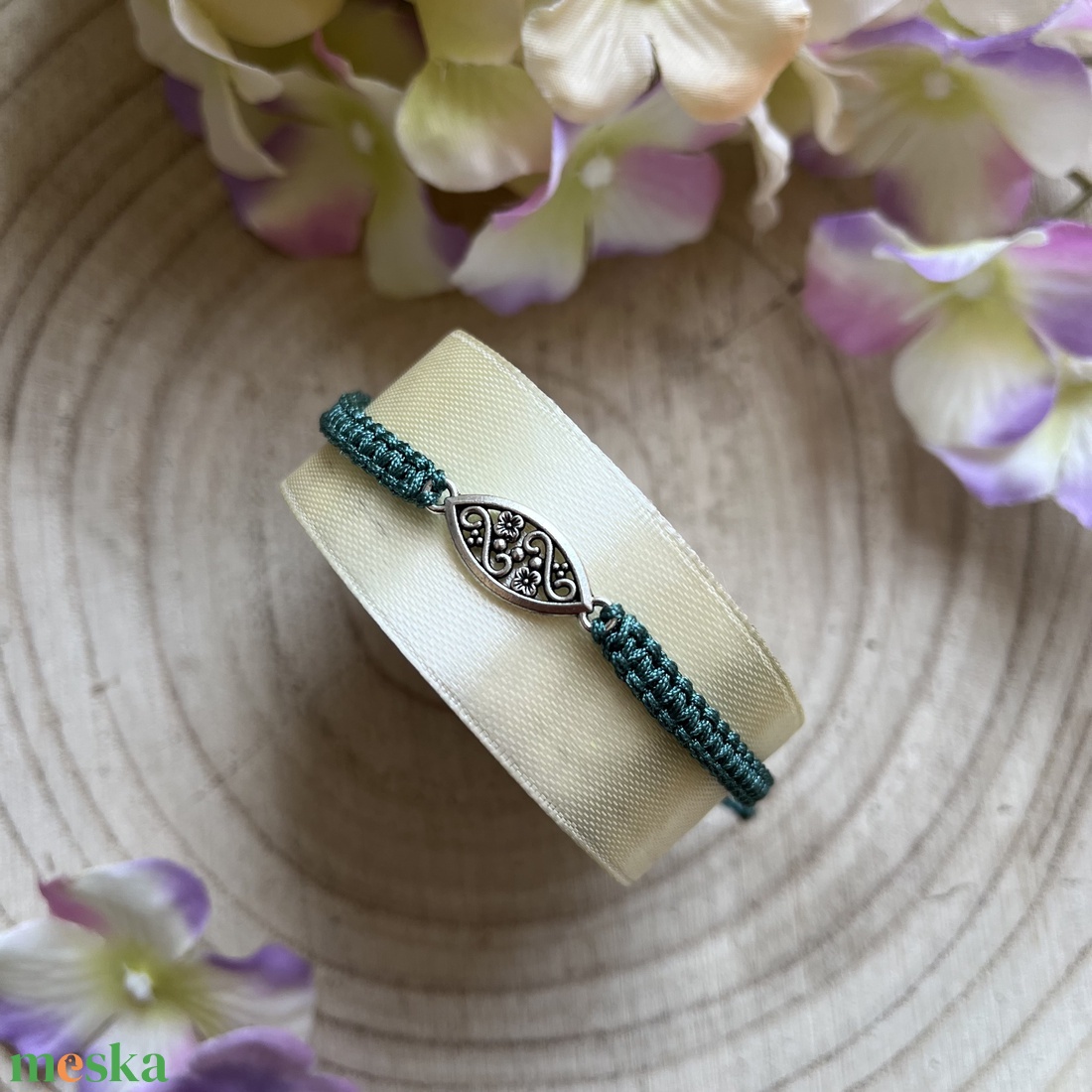 Csomózott karkötő virágos medállal � állítható méret - ékszer - karkötő - fonott karkötő - Meska.hu