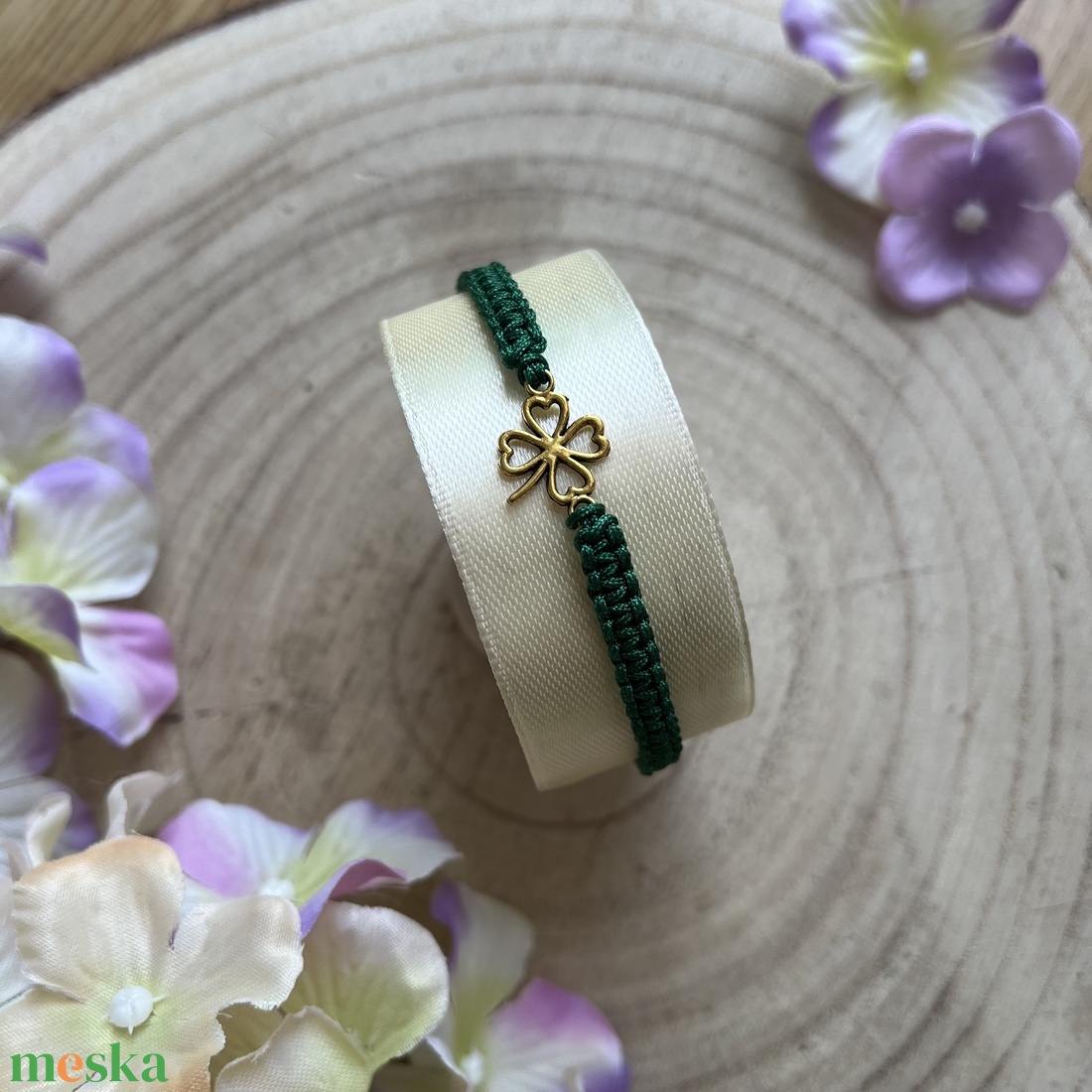 Lóhere medálos csomózott karkötő � állítható méret - ékszer - karkötő - fonott karkötő - Meska.hu