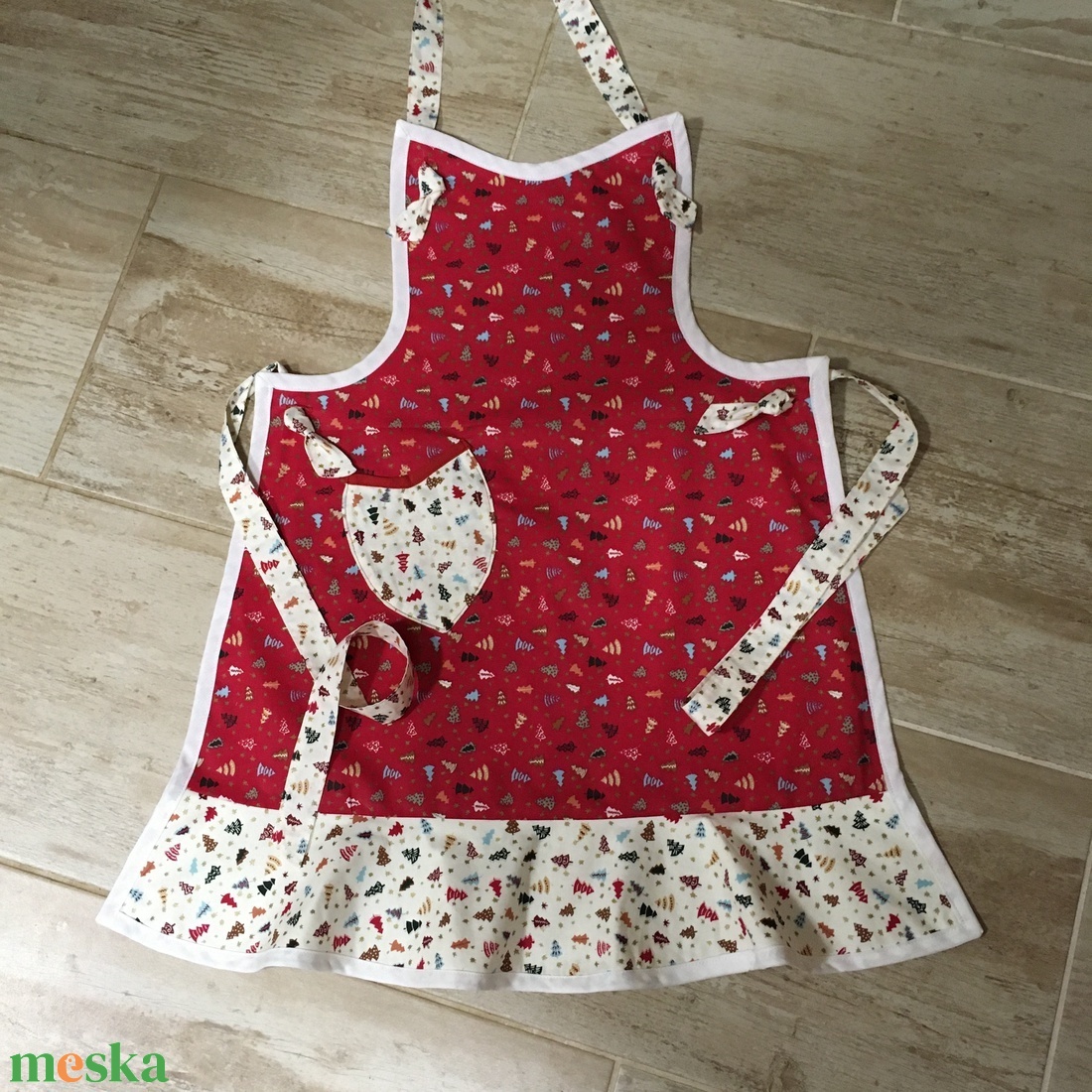 Fenyőfa mintás- bélelt kötény piros - konyhában is csinosan - karácsony - karácsonyi sütés-főzés - Meska.hu