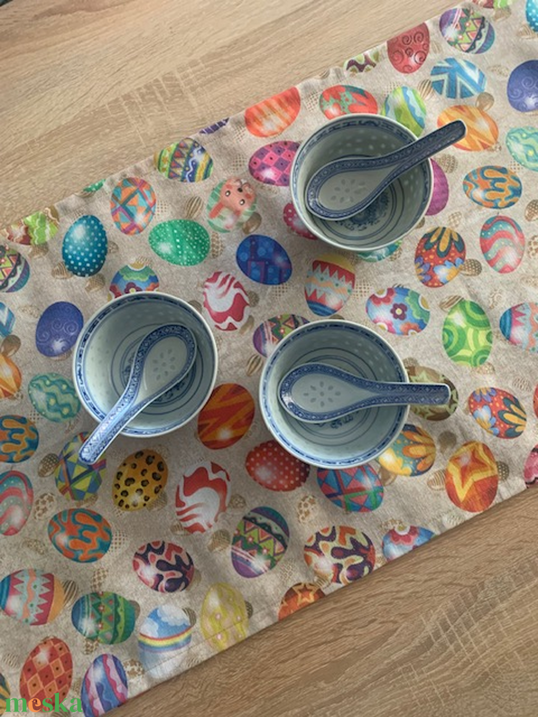 Húsvéti terítő-Színes tojások - Asztali futó- asztalközép - otthon & életmód - dekoráció - asztal és polc dekoráció - asztaldísz - Meska.hu