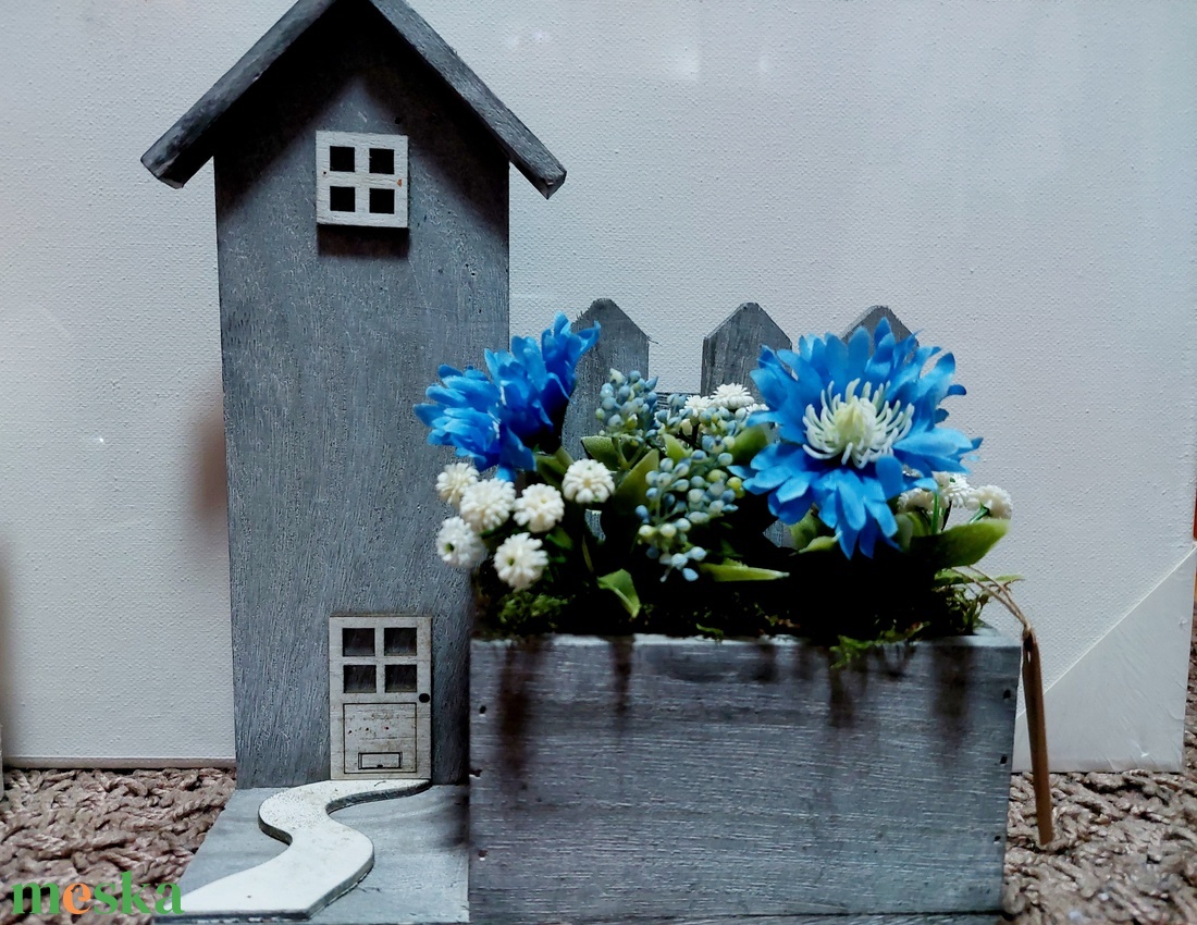 Fa házikó alapú tavaszi asztaldísz, akár ajándékba  - otthon & életmód - virágdekoráció - virágdíszek - virágdísz kaspóban - Meska.hu