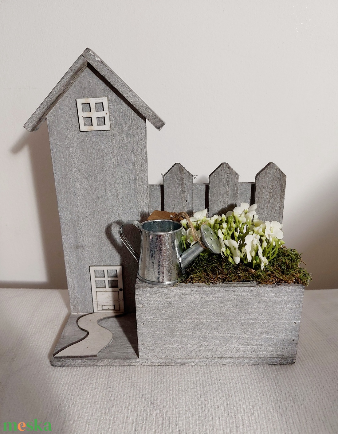 Fa házikó alapú tavaszi asztaldísz, akár ajándékba  - otthon & életmód - virágdekoráció - virágdíszek - virágdísz kaspóban - Meska.hu