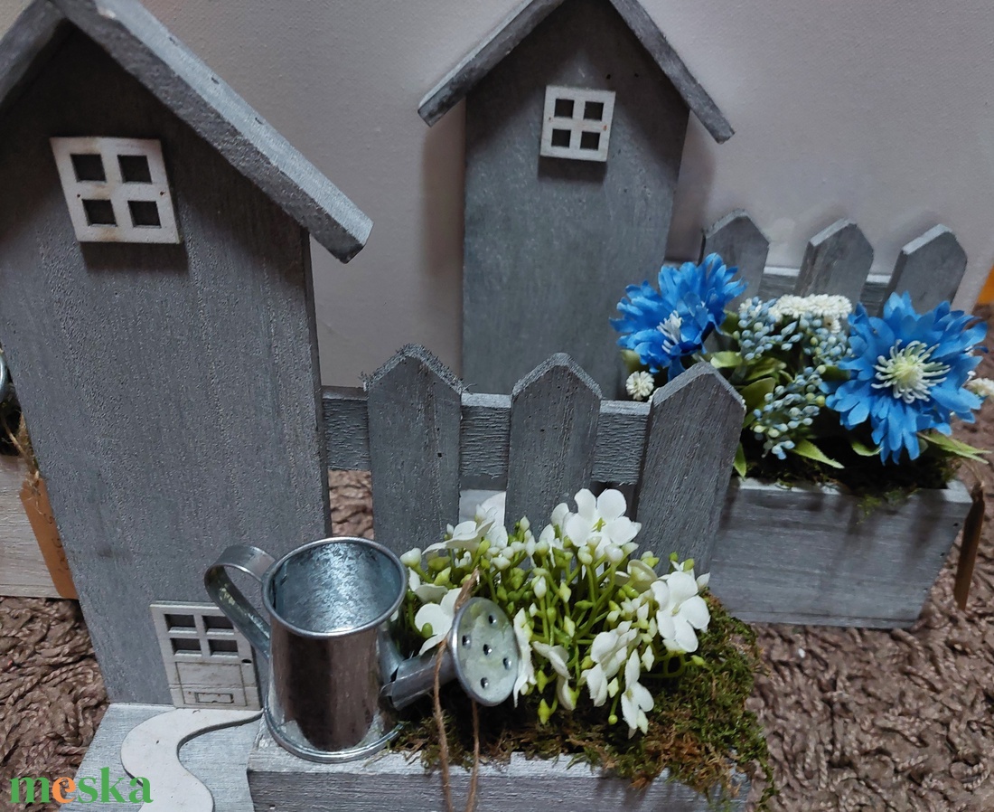 Fa házikó alapú tavaszi asztaldísz, akár ajándékba  - otthon & életmód - virágdekoráció - virágdíszek - virágdísz kaspóban - Meska.hu