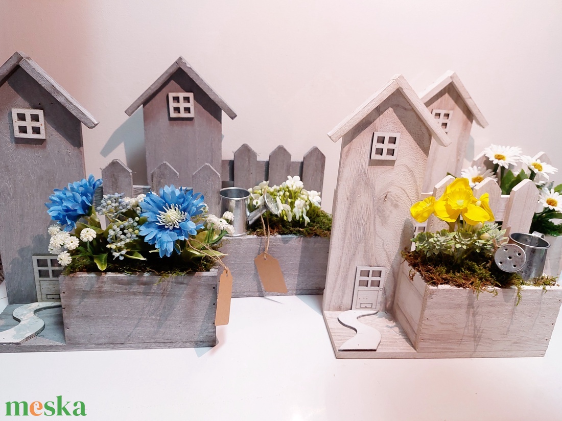 Fa házikó alapú tavaszi asztaldísz, akár ajándékba  - otthon & életmód - virágdekoráció - virágdíszek - virágdísz kaspóban - Meska.hu