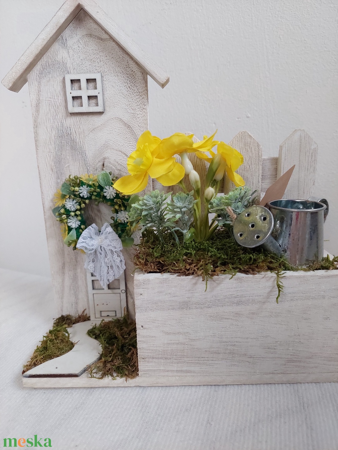 Fa házikó alapú tavaszi asztaldísz, akár ajándékba  - otthon & életmód - virágdekoráció - virágdíszek - virágdísz kaspóban - Meska.hu