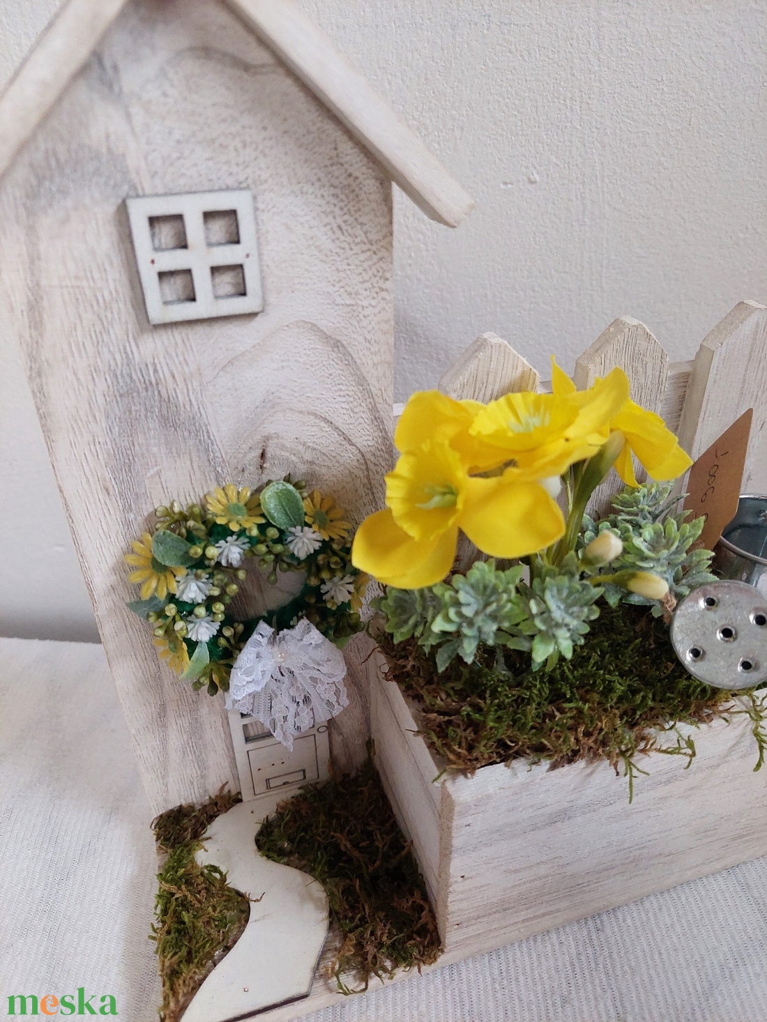 Fa házikó alapú tavaszi asztaldísz, akár ajándékba  - otthon & életmód - virágdekoráció - virágdíszek - virágdísz kaspóban - Meska.hu