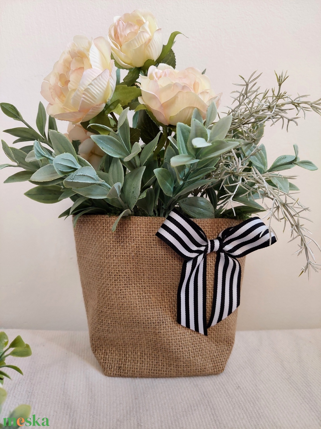 Tavaszváró ajtókopogtató, asztaldísz, juta alapon, újdonság - ünnepi díszek, dekorációk - húsvéti díszek és dekorációk - húsvéti ajtódísz, kopogtató - Meska.hu