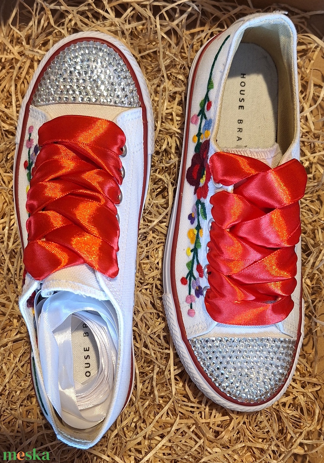 Esküvői tornacipő, kalocsai virágokkal kézzel hímzett tornacipő,  strasszkövekkel - esküvő - cipő és cipőklipsz - Meska.hu