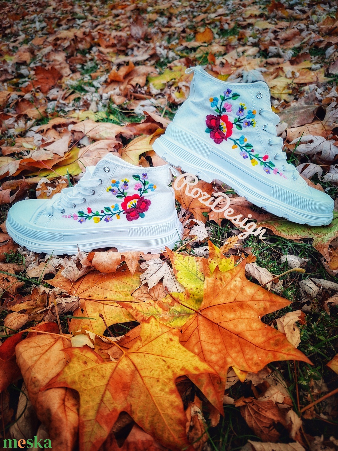 Magyaros bakancs, Kalocsai virágokkal kézzel hímzett bakancs  - esküvő - cipő és cipőklipsz - Meska.hu