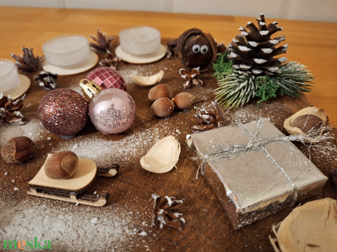 Adventi koszorú, lazúrozott fa alapon,  műfenyővel,  zuzmóval  - karácsony - adventi díszek - adventi koszorú - Meska.hu