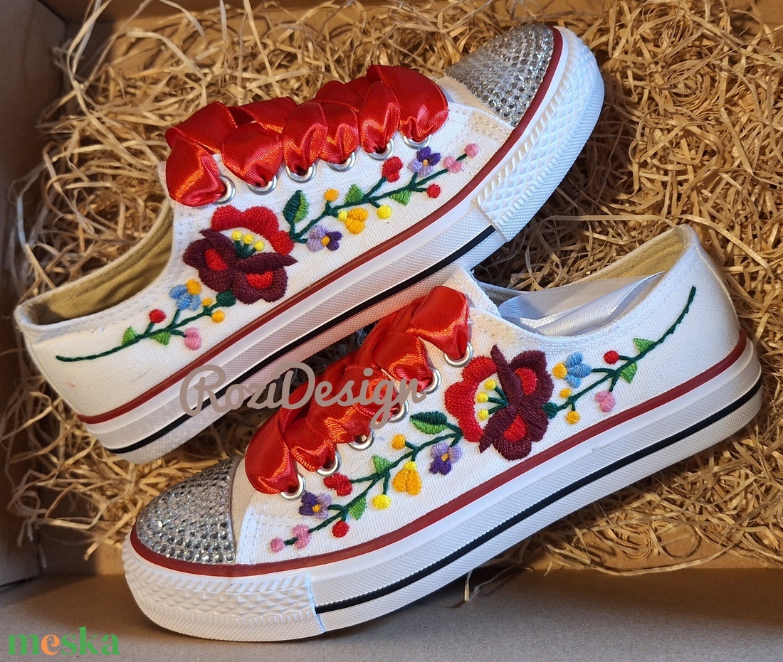 Esküvői,  menyasszonyi, tornacipő,  kalocsai virágokkal kézzel hímzett magyaros tornacipő  - esküvő - cipő és cipőklipsz - Meska.hu