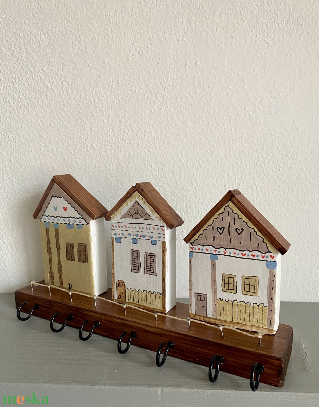 Népi házikós kulcstartó fekete macskával - otthon & életmód - dekoráció - fali és függő dekoráció - fali kulcstartó - Meska.hu Népi házikós kulcstartó fekete macskával - otthon & életmód - dekoráció - fali és függő dekoráció - fali kulcstartó - Meska.hu