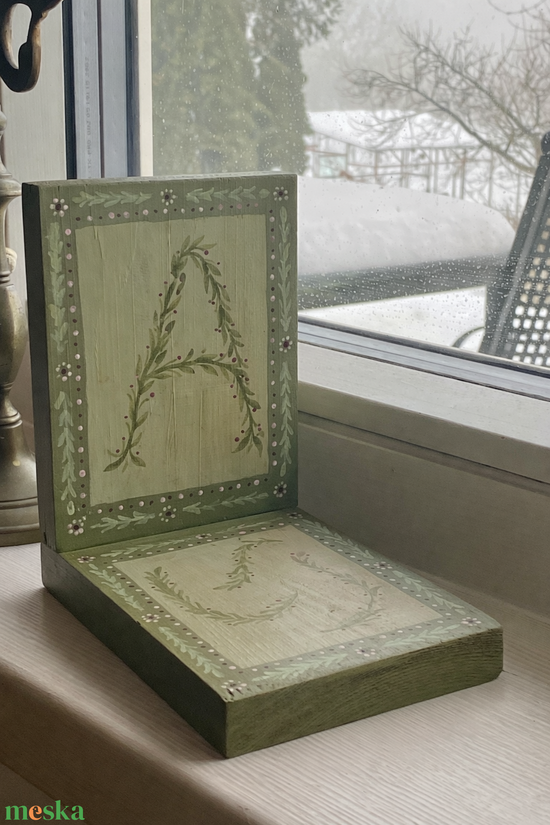 Monogramos olíva könyvtámasz - ajándékötlet - személyre szabható - otthon & életmód - dekoráció - asztal és polc dekoráció - könyvtámasz - Meska.hu