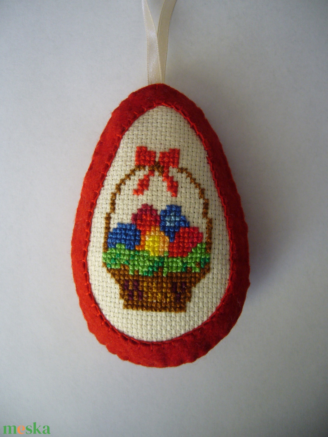 Keresztszemes függődísz filc tojás 12cm magas - otthon & életmód - dekoráció - fali és függő dekoráció - függődísz - Meska.hu