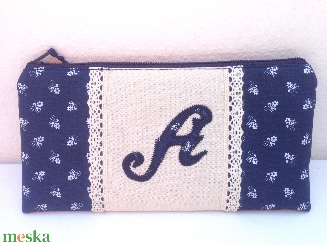 Monogrammos Neszeszer 20x10cm választható betűvel kék - táska & tok - neszesszer - Meska.hu Monogrammos Neszeszer 20x10cm választható betűvel kék - táska & tok - neszesszer - Meska.hu