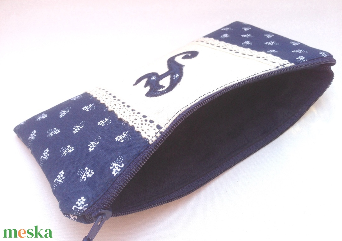 Monogrammos Neszeszer 20x10cm választható betűvel kék - táska & tok - neszesszer - Meska.hu Monogrammos Neszeszer 20x10cm választható betűvel kék - táska & tok - neszesszer - Meska.hu