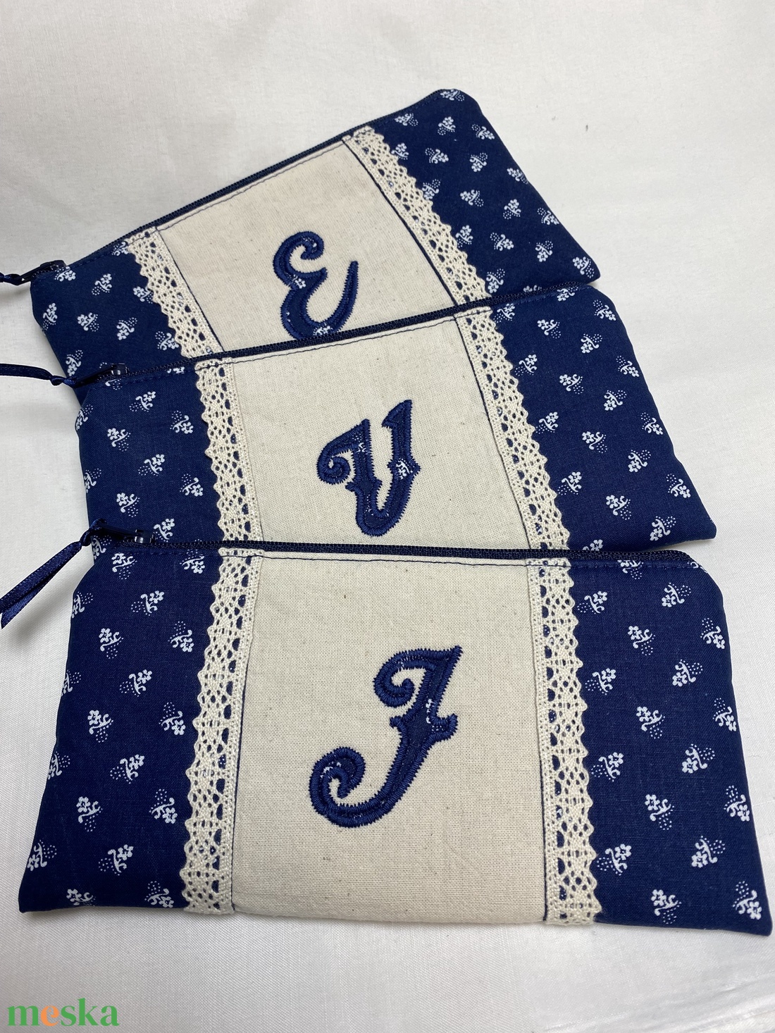 Monogrammos Neszeszer 20x10cm választható betűvel kék - táska & tok - neszesszer - Meska.hu Monogrammos Neszeszer 20x10cm választható betűvel kék - táska & tok - neszesszer - Meska.hu