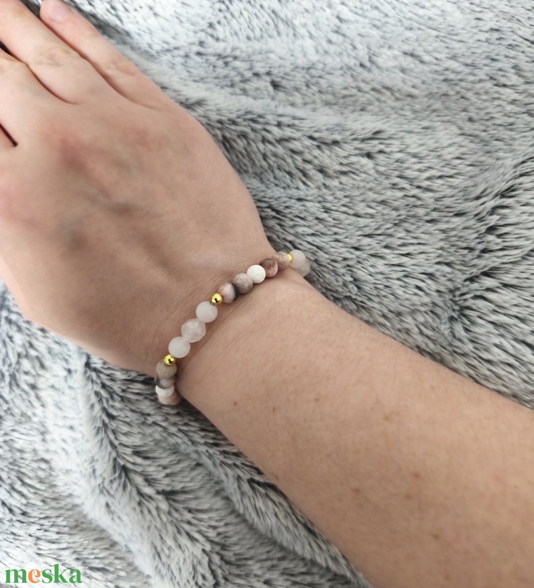 Rózsakvarc és zebra gyöngy karkötő világos színnel  - ékszer - karkötő - ásványkarkötő - Meska.hu